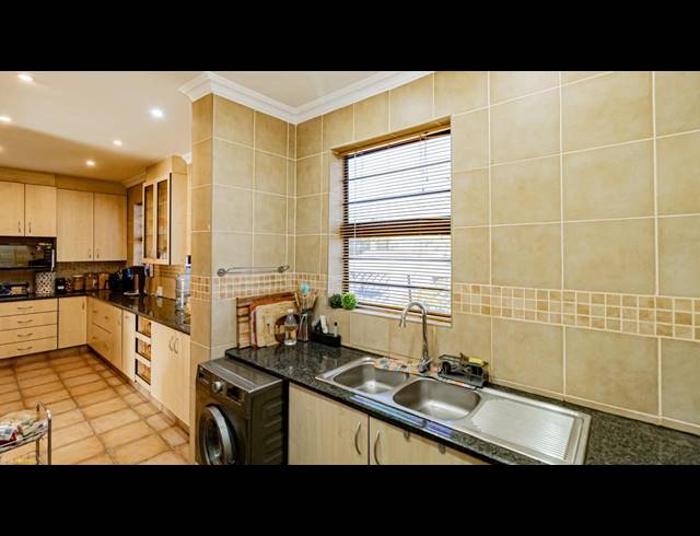 4 BEDROOM FREEHOLD FOR SALE IN BRACKENDOWNS